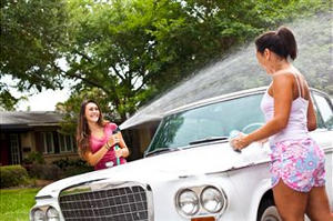 Девушки моют автомобиль