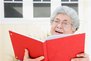 Пожилая женщина читает книгу