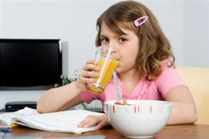 Свежевыжитые фруктовые сок приносят неоценимую пользу здоровью детей