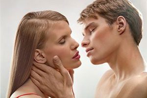 Мужчина целует женщину