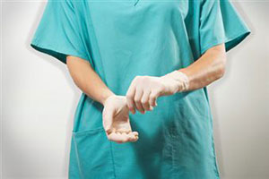 Хирург надевает перчатки