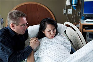 Женщина рожает в больнице